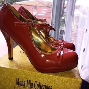 Mona Mia Collezione  heels in a Brick /Pat Color Size 61/2 Like New